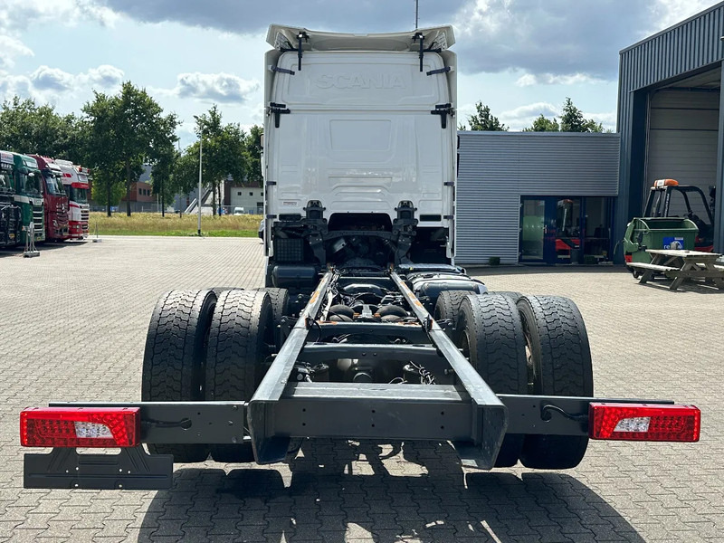 Scania R660 V8 6x4 Chassis with Lift-Axle / Retarder / 445 Tkm / Wb 4.75 / Full Air! - Cab chassis truck: picture 4 Scania R660 V8 6x4 Chassis with Lift-Axle / Retarder / 445 Tkm / Wb 4.75 / Full Air! - Cab chassis truck: picture 4