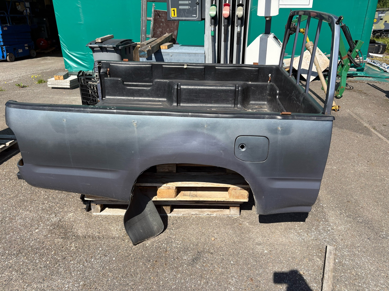 Hilux 170 platform - Flatbed body: picture 2 Hilux 170 platform - Flatbed body: picture 2