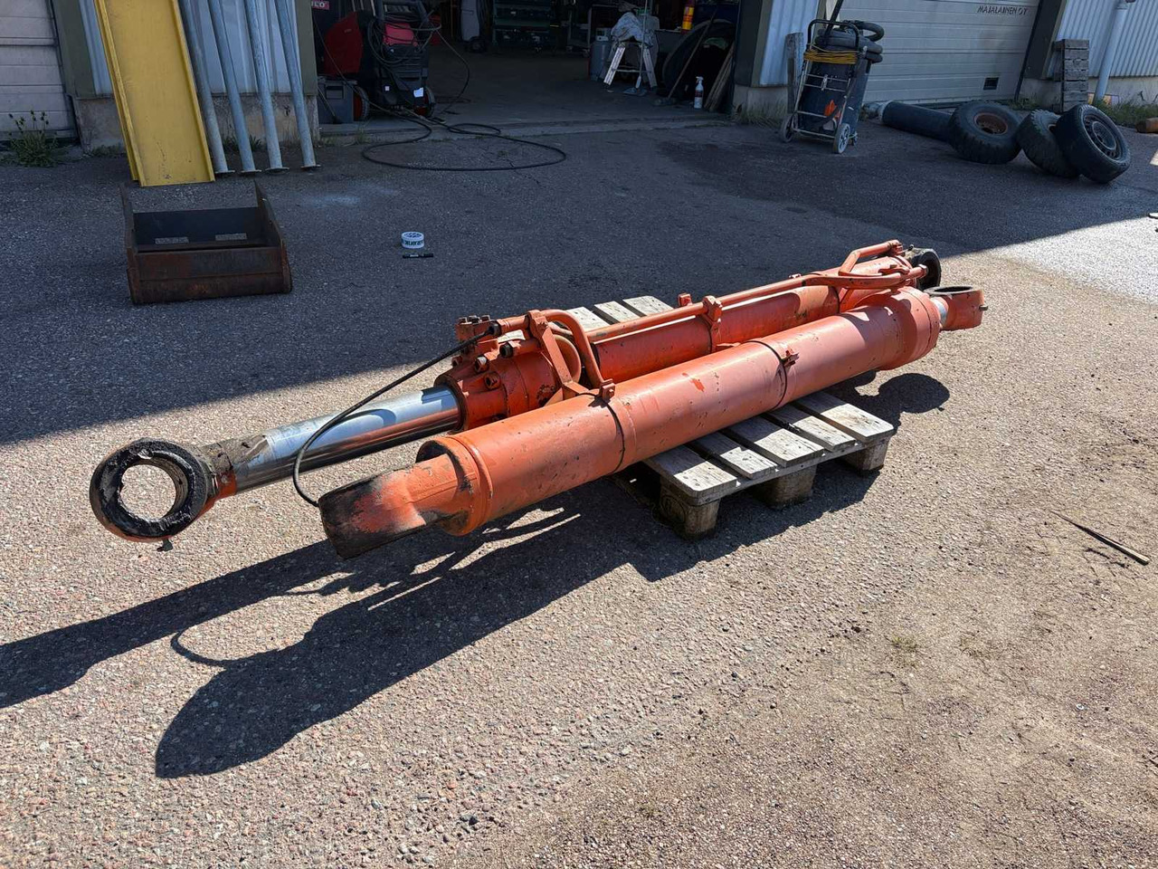 Hitachi ZX650 LHC Boom Cylinders 2 pcs - Hydraulic cylinder: picture 1 Hitachi ZX650 LHC Boom Cylinders 2 pcs - Hydraulic cylinder: picture 1
