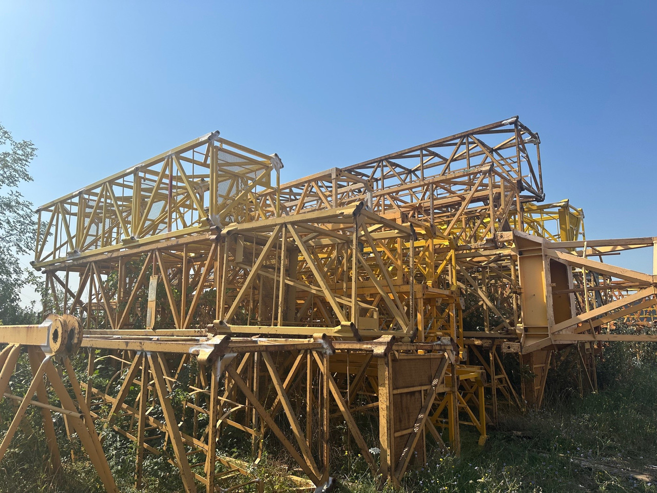 LIEBHERR 120 HC sections 1,8 m x 1,8 m & 256 HC 2,3 m x 2,3 m - Tower crane: picture 1 LIEBHERR 120 HC sections 1,8 m x 1,8 m & 256 HC 2,3 m x 2,3 m - Tower crane: picture 1