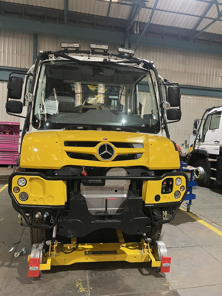 UNIMOG - Crane truck: picture 2 UNIMOG - Crane truck: picture 2