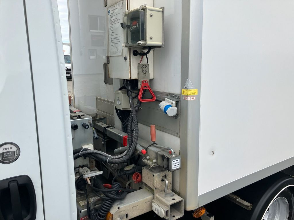 Refrigerated van Iveco Daily 35C18 MAXICARGO Kühlkoffer/CARRIER/AC/EU6: picture 14