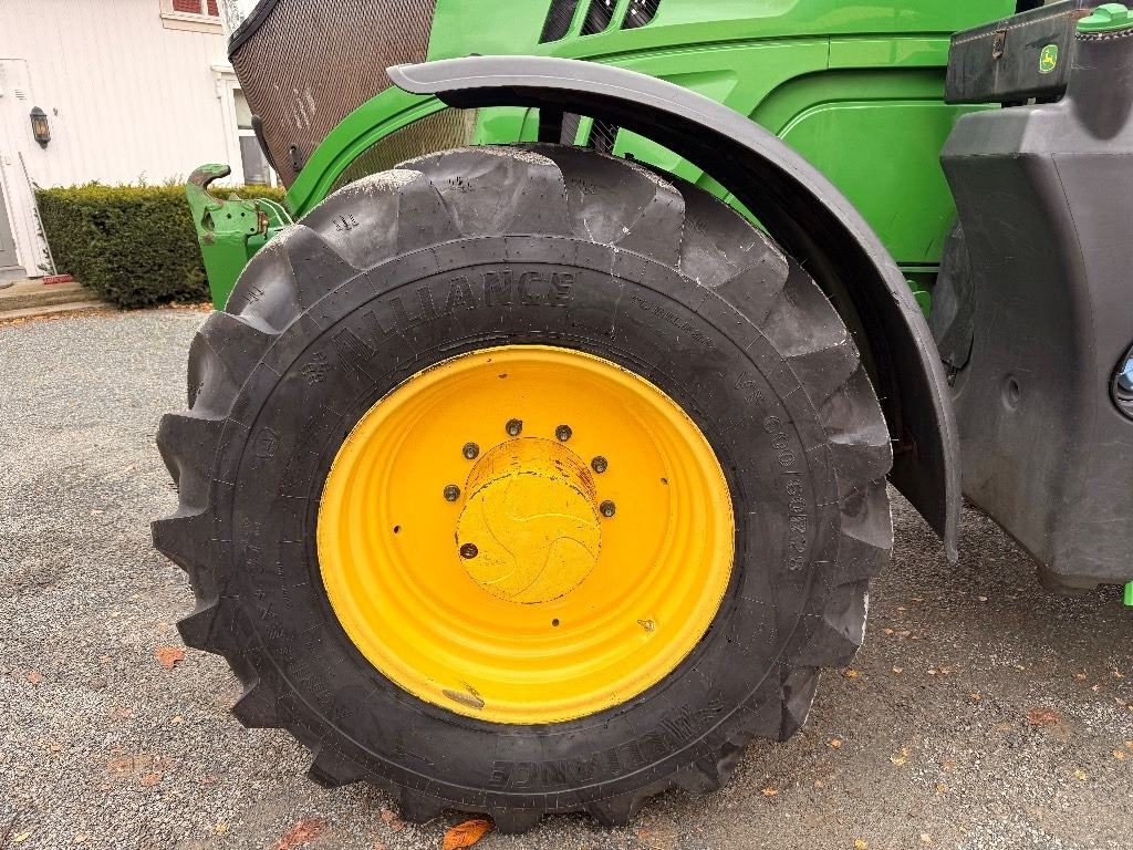 Farm tractor John Deere 6155 R: picture 17