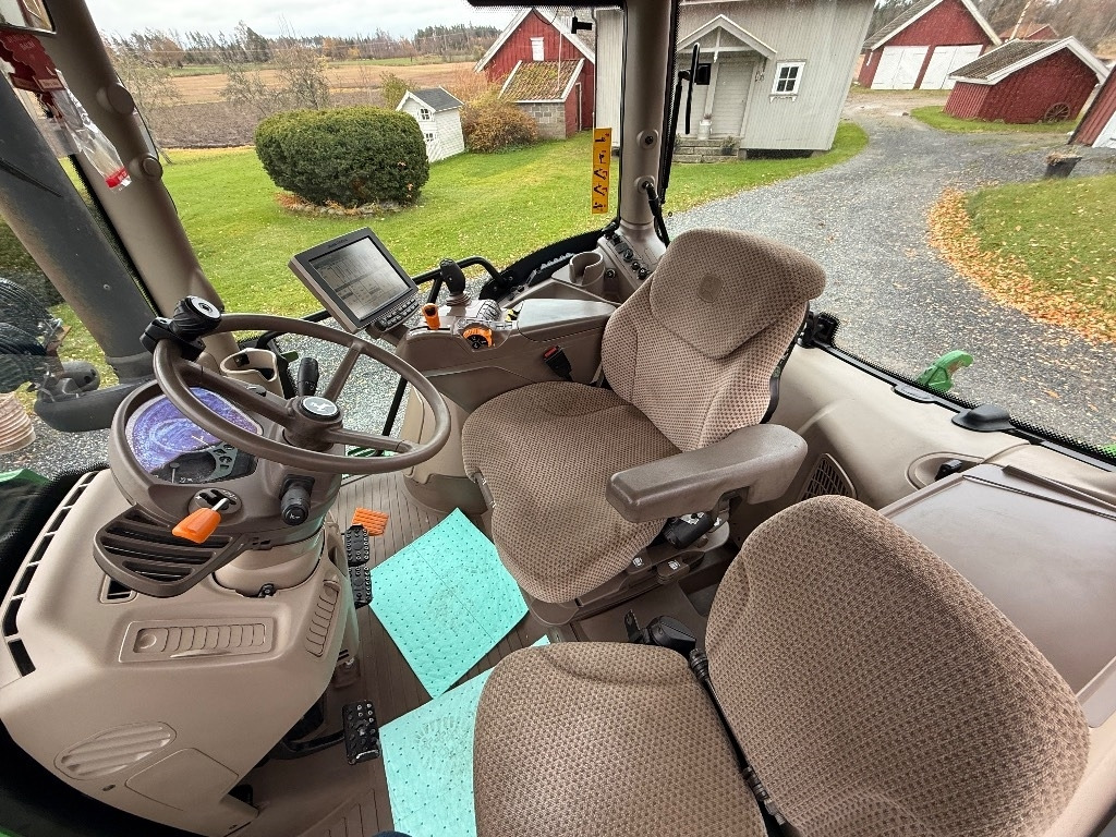 Farm tractor John Deere 6155 R: picture 46