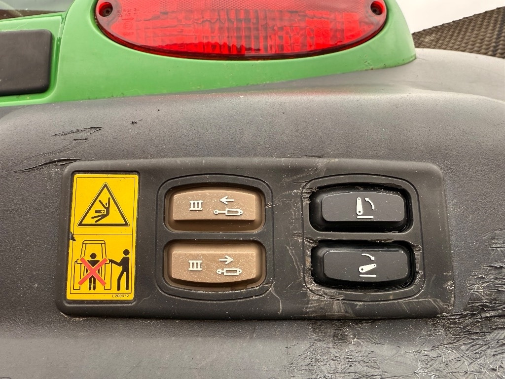 Farm tractor John Deere 6155 R: picture 33