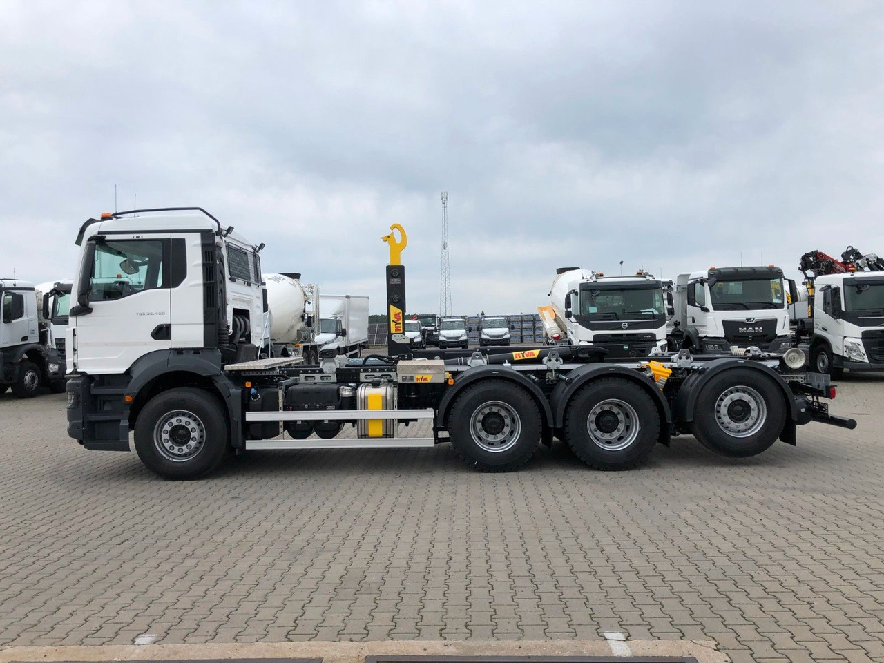 MAN TGS 35.480 TRIDEM HYVA 26-62-SKZ - Hook lift truck: picture 4 MAN TGS 35.480 TRIDEM HYVA 26-62-SKZ - Hook lift truck: picture 4