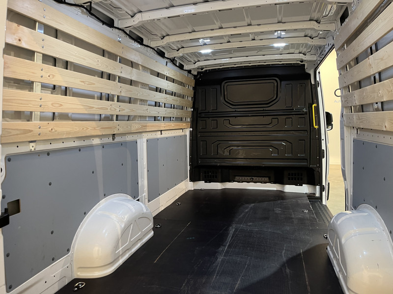 Small van Volkswagen Crafter 30 2.0 TDI L3H2 140 PK Automaat / Euro 6 / Airco / Cruise Control / Camera / CarPlay / 3-Zits / 18.500 KM !!: picture 13