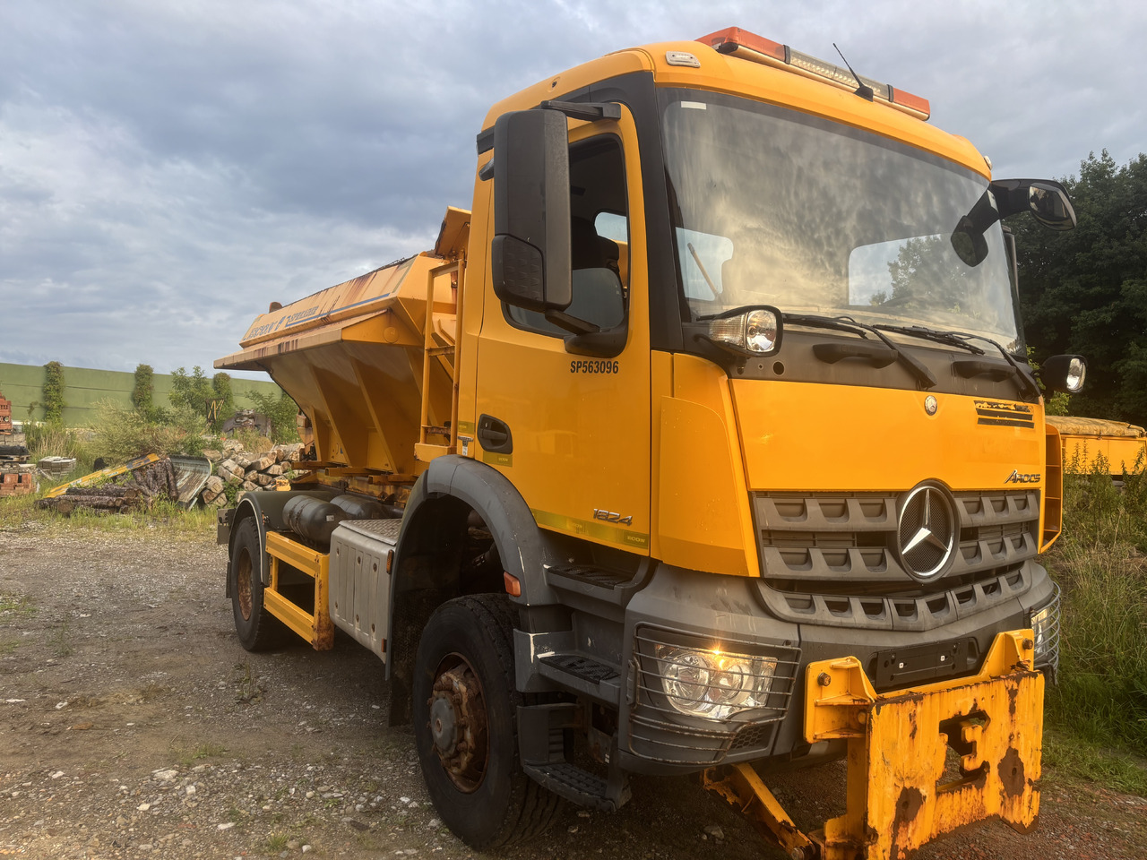 Mercedes AROCS 1824 4X4 GRITTER/SPREADER/PLOUGH - Snow removal vehicle: picture 3 Mercedes AROCS 1824 4X4 GRITTER/SPREADER/PLOUGH - Snow removal vehicle: picture 3