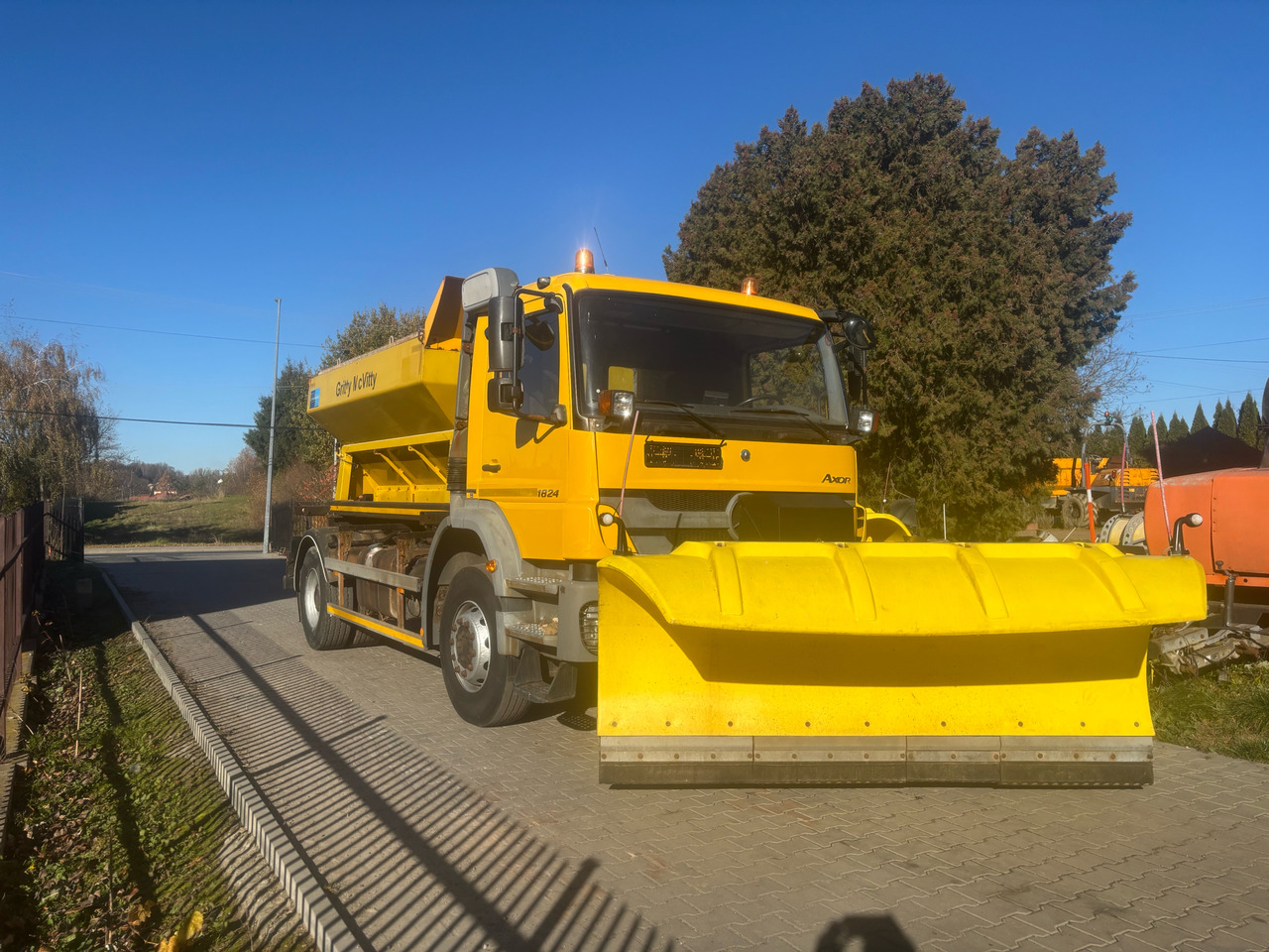 Mercedes AXOR 1824 4x2 Spreader/Gritter/Plough - Snow removal vehicle: picture 2 Mercedes AXOR 1824 4x2 Spreader/Gritter/Plough - Snow removal vehicle: picture 2
