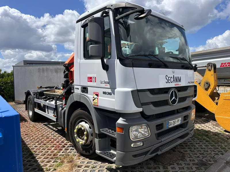 Hook lift truck, Crane truck Mercedes-Benz Actros 1836: picture 1