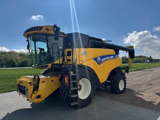 New Holland CR9.90 TIER4 - Combine harvester: picture 5 New Holland CR9.90 TIER4 - Combine harvester: picture 5
