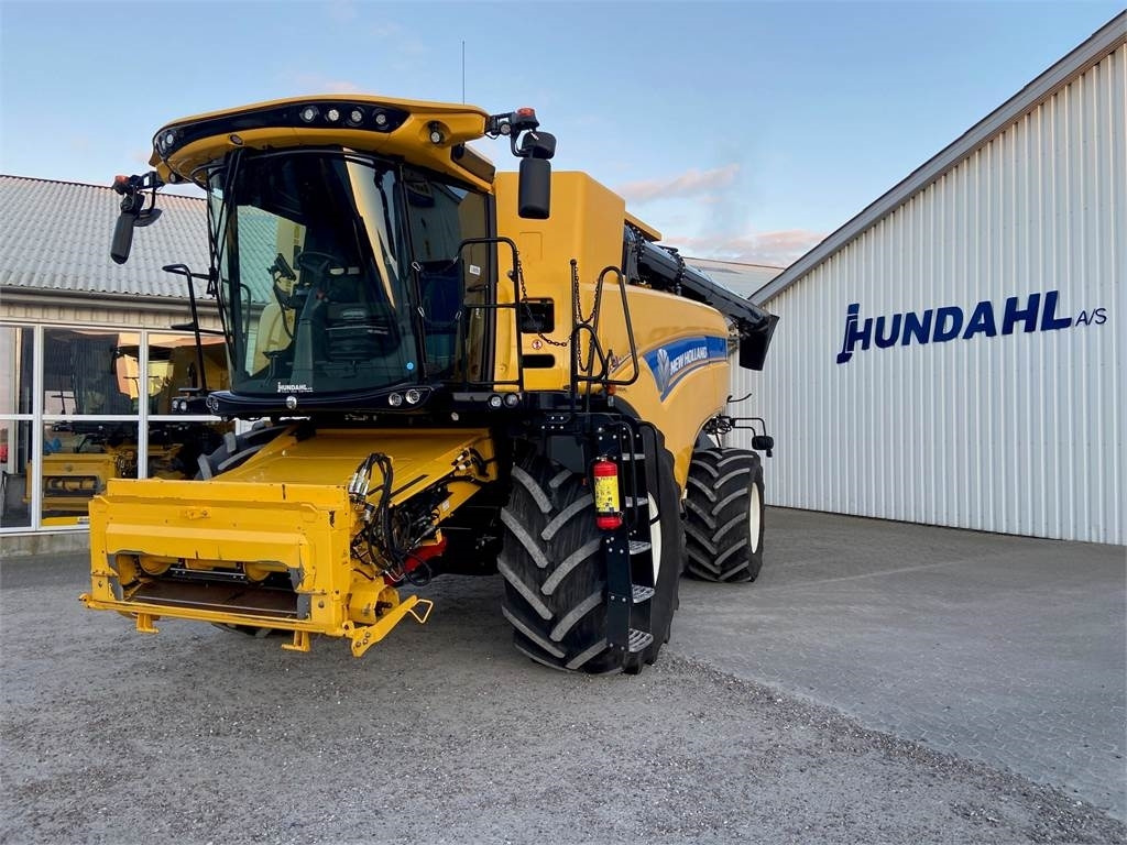 New Holland CX8.90 STAGE5 SLH - Combine harvester: picture 1 New Holland CX8.90 STAGE5 SLH - Combine harvester: picture 1