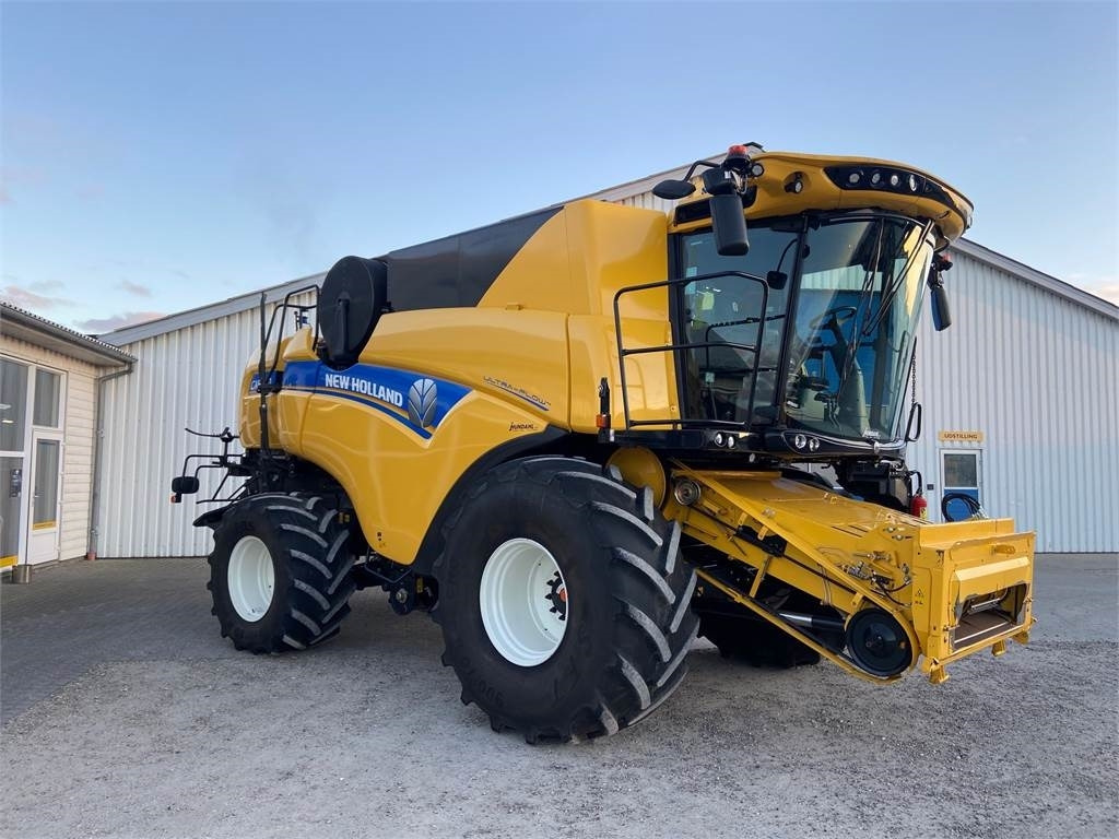 New Holland CX8.90 STAGE5 SLH - Combine harvester: picture 2 New Holland CX8.90 STAGE5 SLH - Combine harvester: picture 2