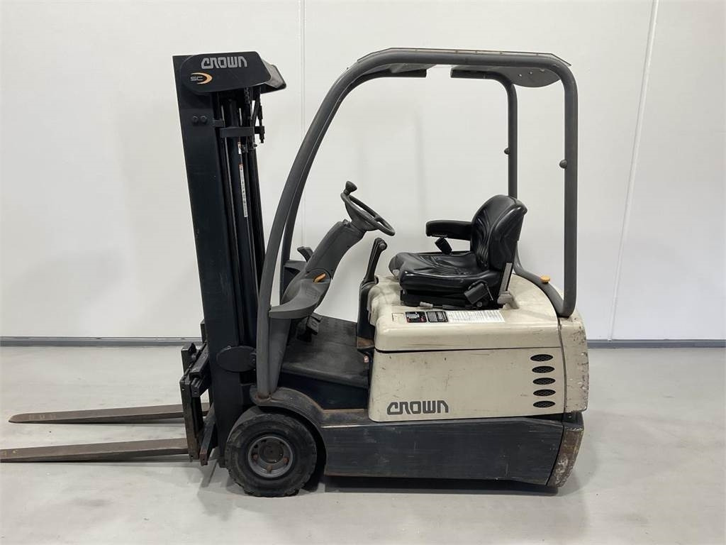 Crown SC3220-1,3 - Electric forklift: picture 3 Crown SC3220-1,3 - Electric forklift: picture 3