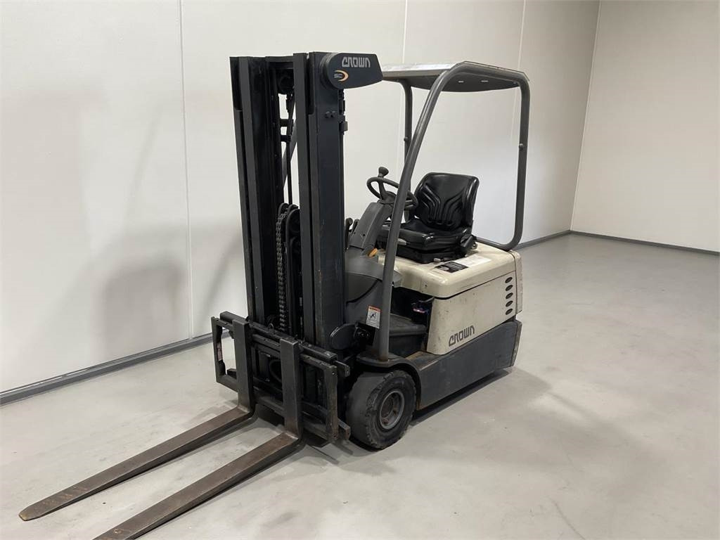 Crown SC3220-1,3 - Electric forklift: picture 4 Crown SC3220-1,3 - Electric forklift: picture 4