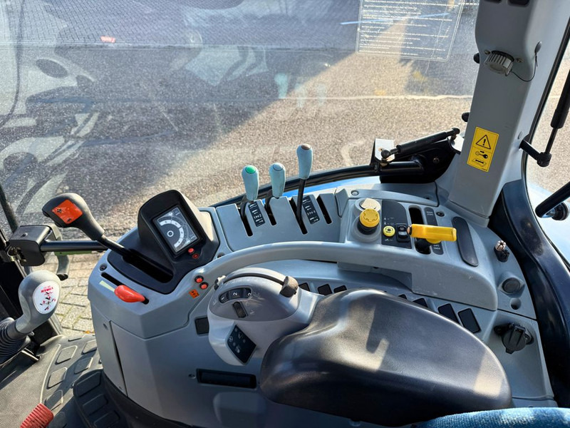 Farm tractor New Holland T6010 Plus + 750TL Voorlader: picture 13