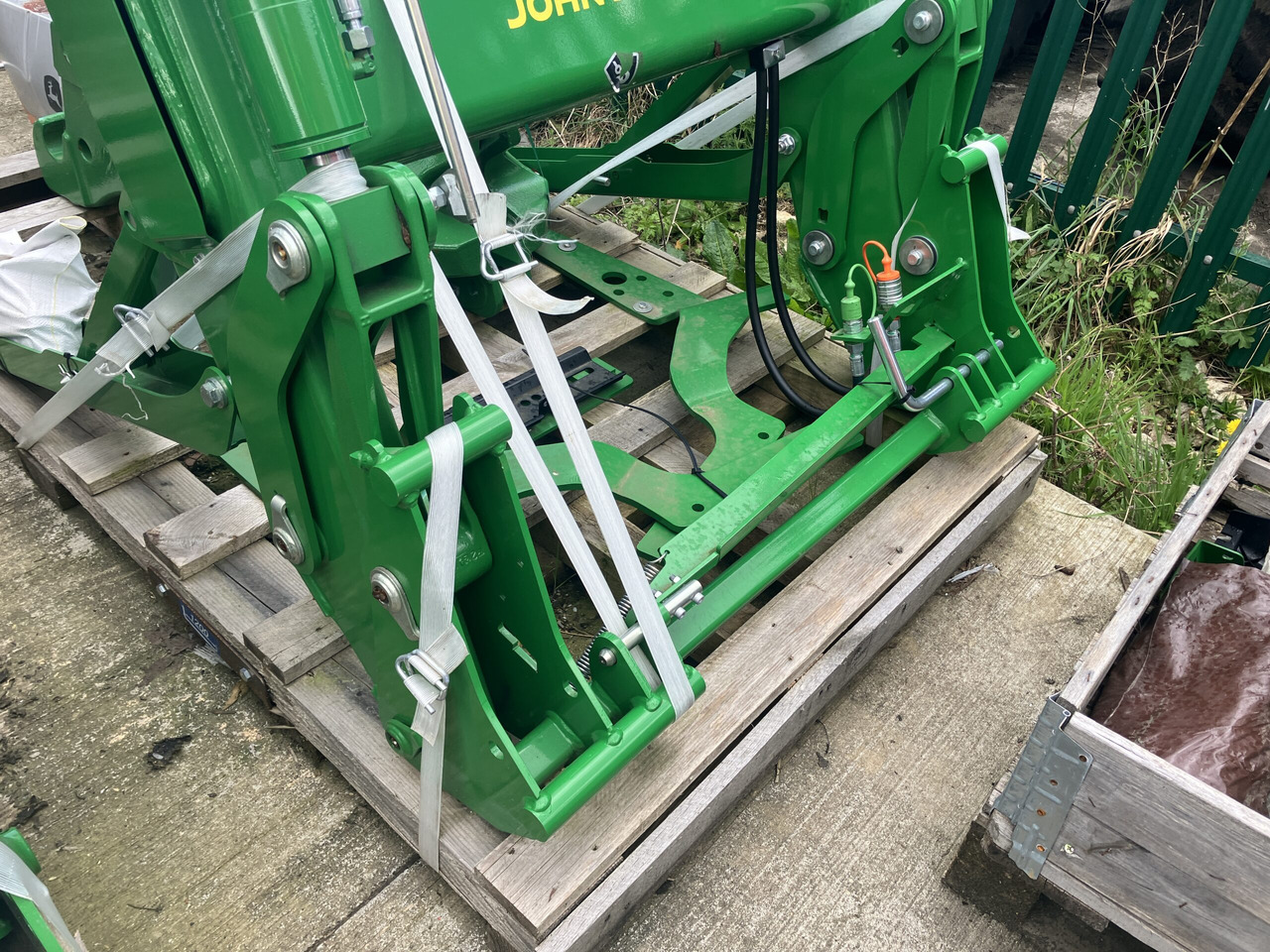 John Deere 643M Loader and Brackets - Attachment: picture 2 John Deere 643M Loader and Brackets - Attachment: picture 2