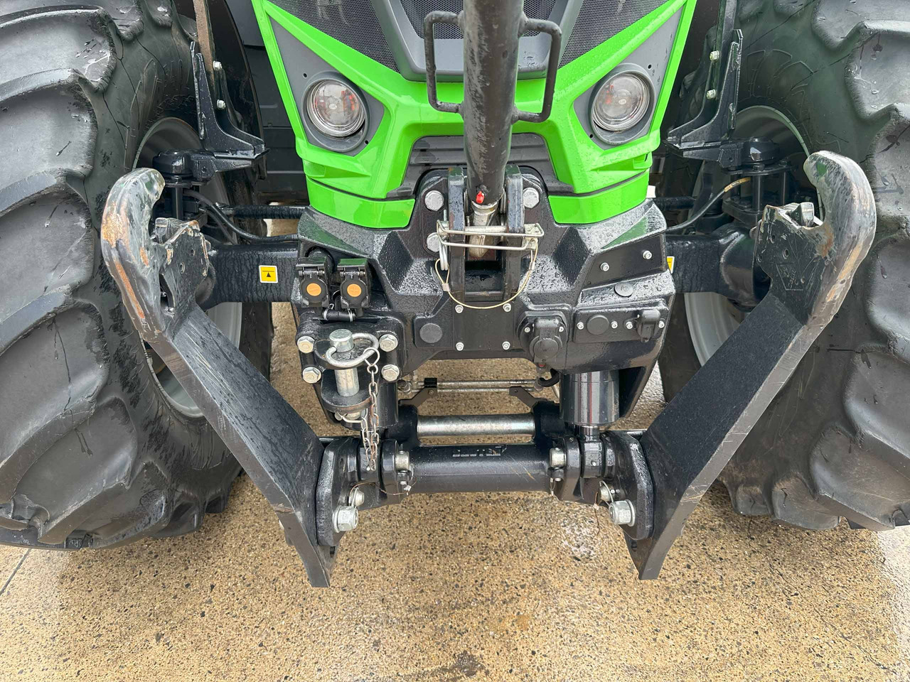 Farm tractor Deutz 6215RC: picture 9