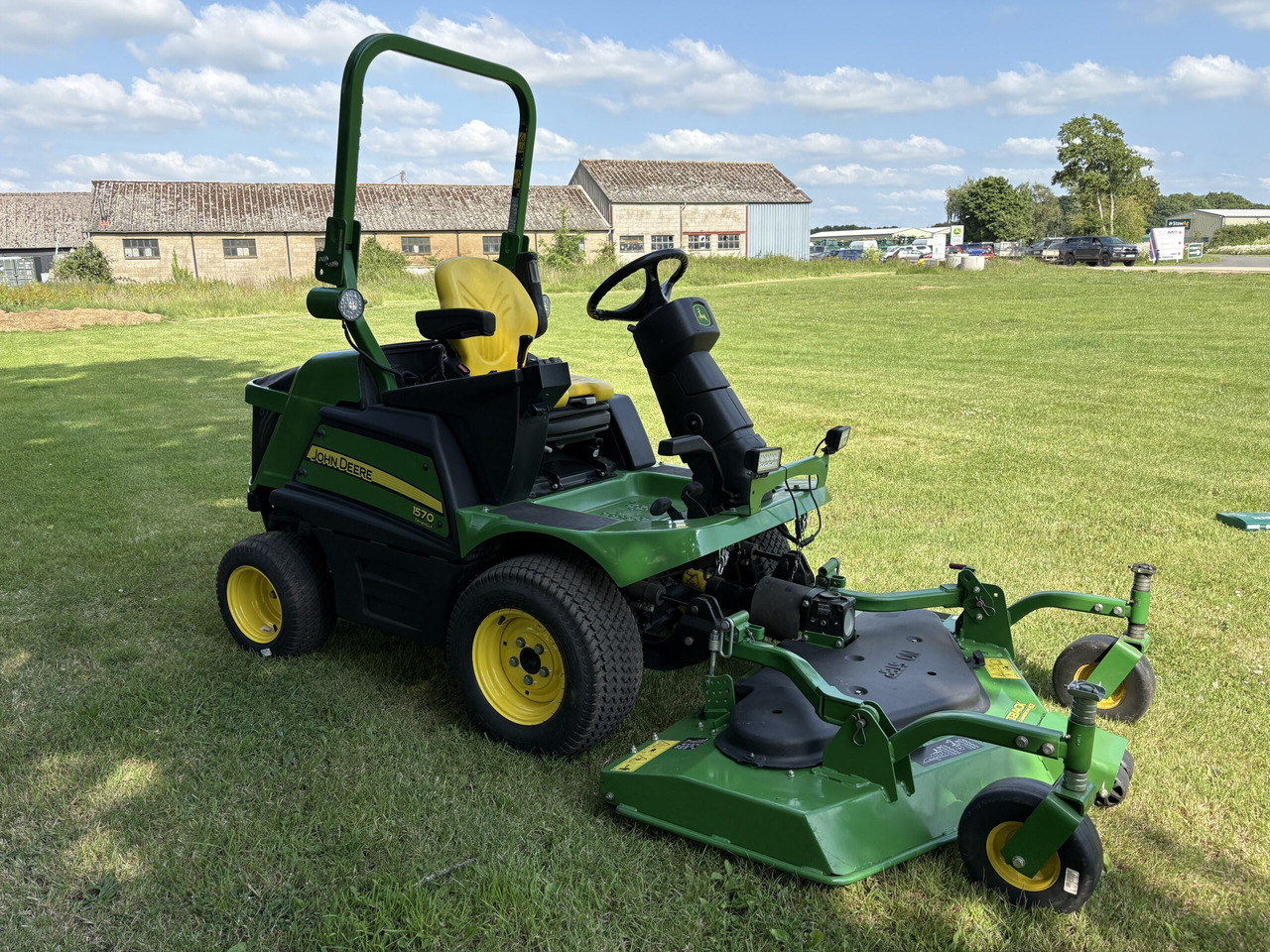 John Deere 1570 C/W 60" rear discharge deck - Garden mower: picture 3 John Deere 1570 C/W 60" rear discharge deck - Garden mower: picture 3
