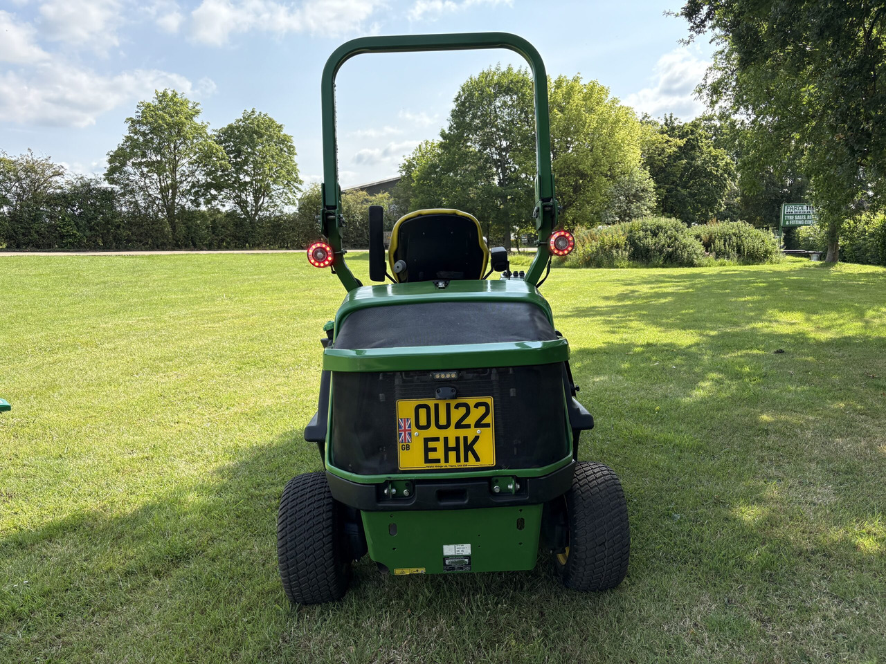 John Deere 1570 C/W 60" rear discharge deck - Garden mower: picture 4 John Deere 1570 C/W 60" rear discharge deck - Garden mower: picture 4