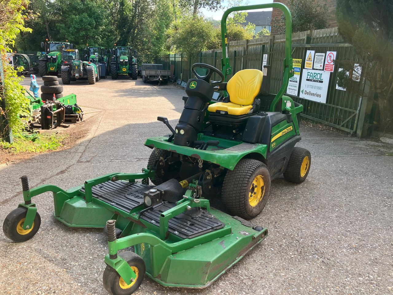 John Deere 1570 Commercial Outfront with 72 inch rear discharge deck - Garden mower: picture 2 John Deere 1570 Commercial Outfront with 72 inch rear discharge deck - Garden mower: picture 2