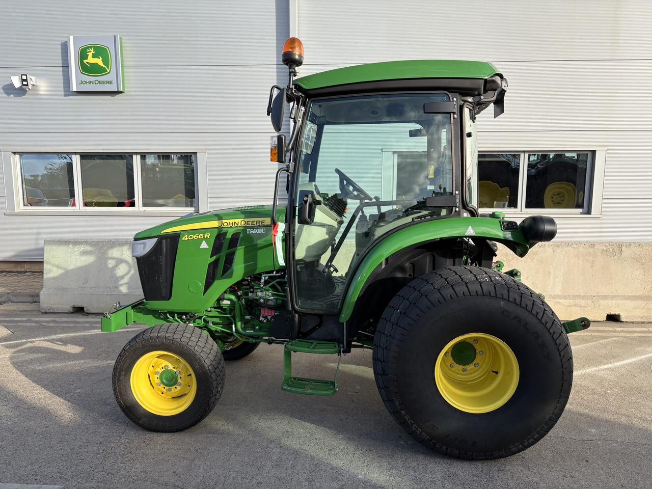 John Deere 4066R Compact Tractor - Compact tractor: picture 1 John Deere 4066R Compact Tractor - Compact tractor: picture 1