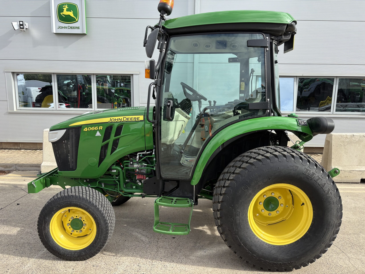 John Deere 4066R Compact Tractor - Compact tractor: picture 1 John Deere 4066R Compact Tractor - Compact tractor: picture 1