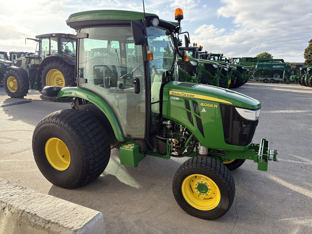 John Deere 4066R Compact Tractor - Compact tractor: picture 2 John Deere 4066R Compact Tractor - Compact tractor: picture 2