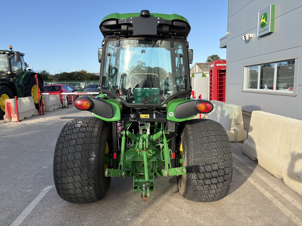 John Deere 4066R Compact Tractor - Compact tractor: picture 3 John Deere 4066R Compact Tractor - Compact tractor: picture 3