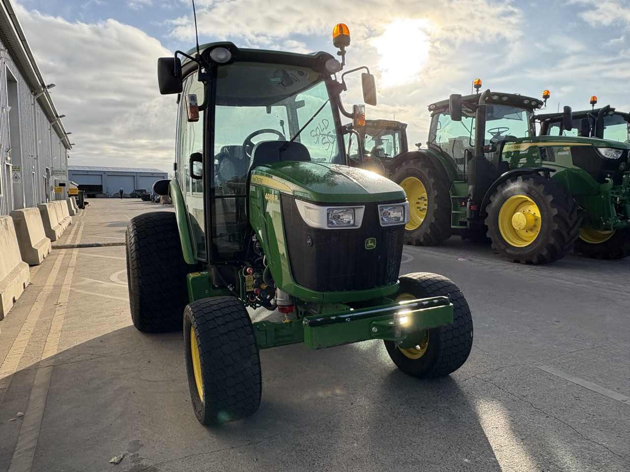 John Deere 4066R Compact Tractor - Compact tractor: picture 5 John Deere 4066R Compact Tractor - Compact tractor: picture 5