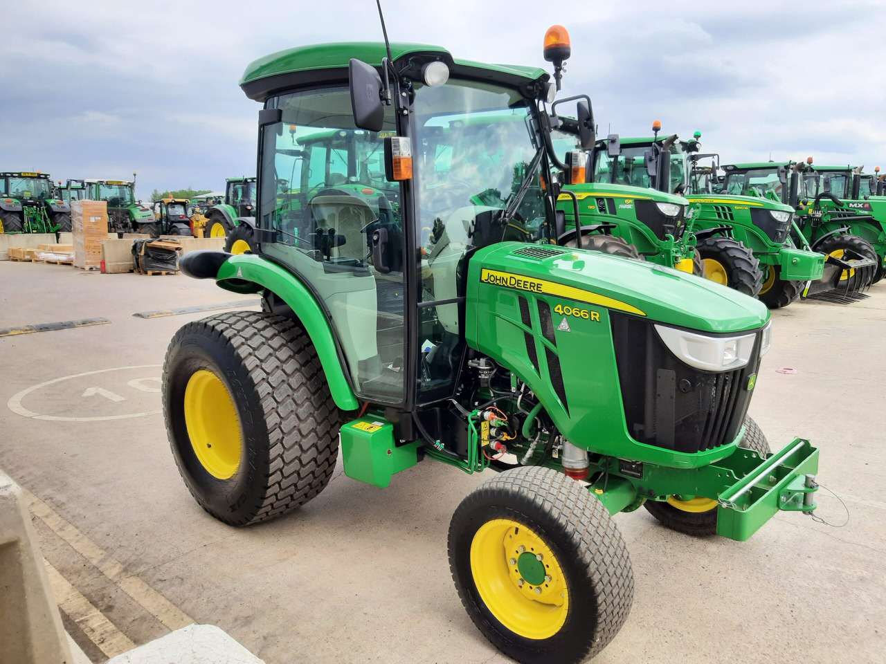 John Deere 4066R Compact Tractor - Compact tractor: picture 3 John Deere 4066R Compact Tractor - Compact tractor: picture 3