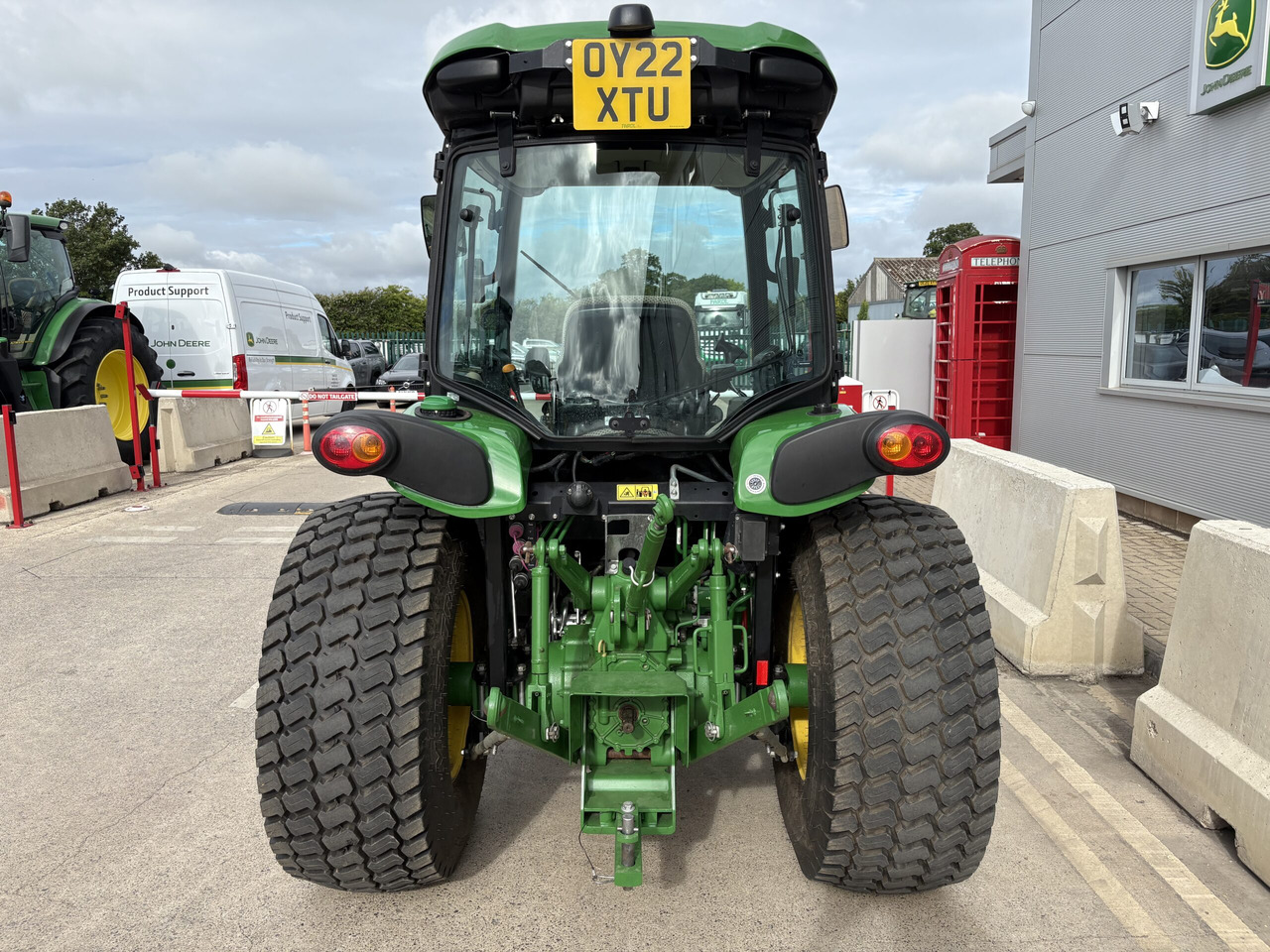 John Deere 4066R Compact Tractor - Compact tractor: picture 4 John Deere 4066R Compact Tractor - Compact tractor: picture 4