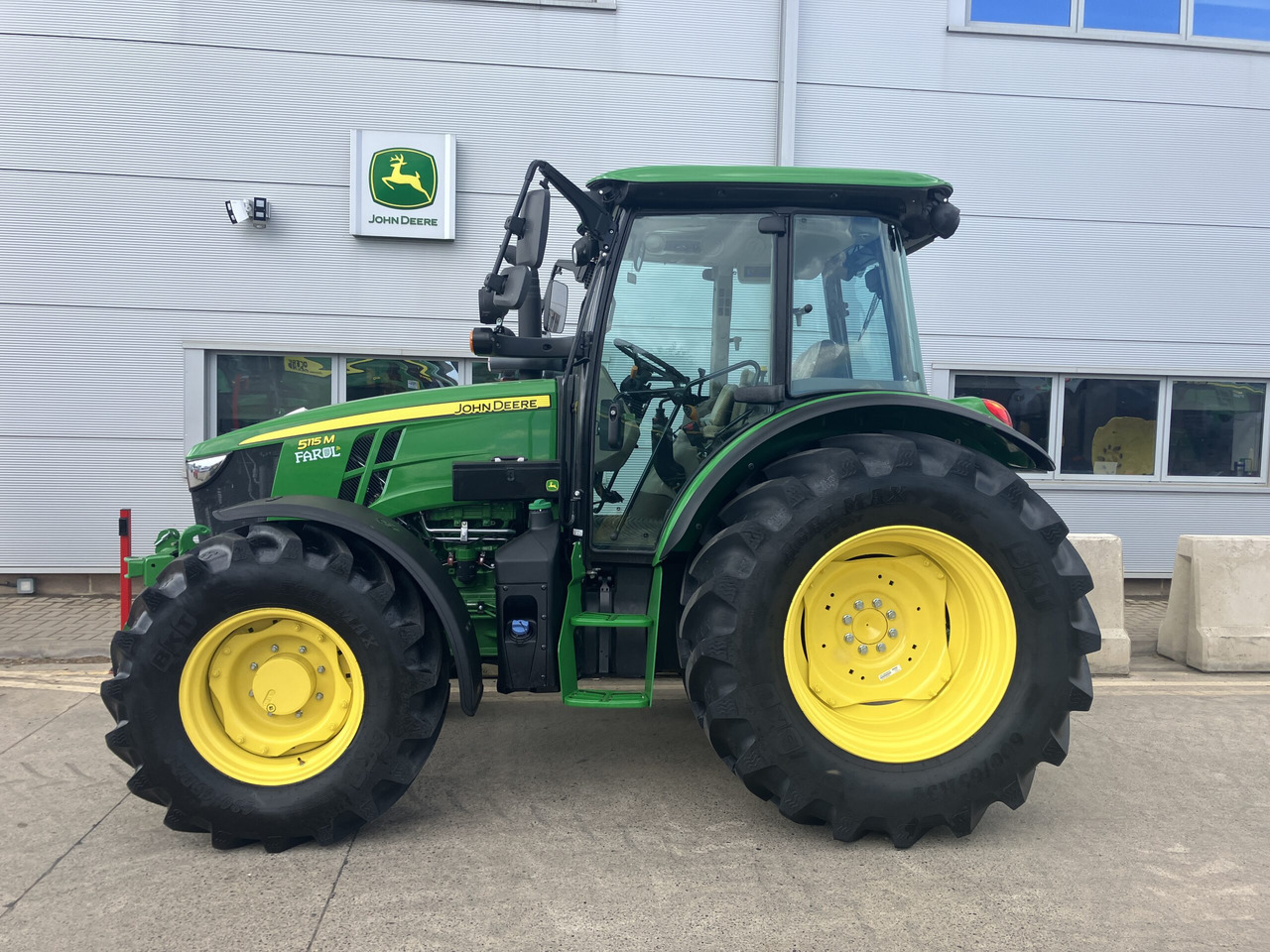 John Deere 5115M - Farm tractor: picture 2 John Deere 5115M - Farm tractor: picture 2