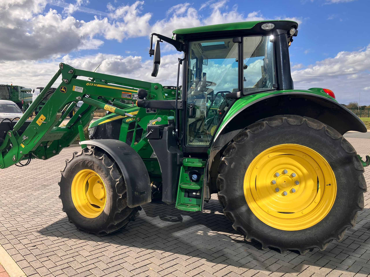 John Deere 6110M + 623M - Farm tractor: picture 3 John Deere 6110M + 623M - Farm tractor: picture 3