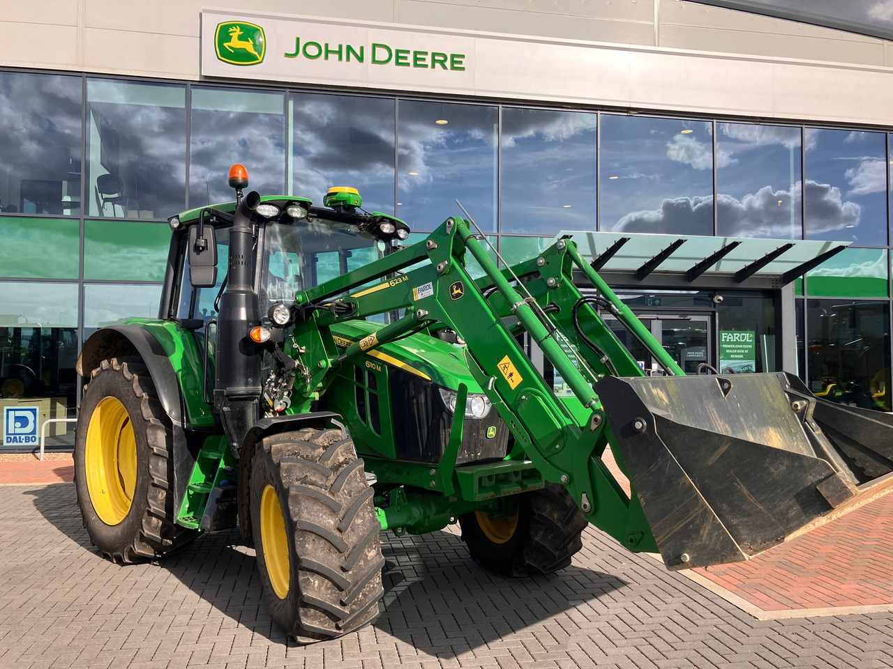 John Deere 6110M + 623M - Farm tractor: picture 1 John Deere 6110M + 623M - Farm tractor: picture 1