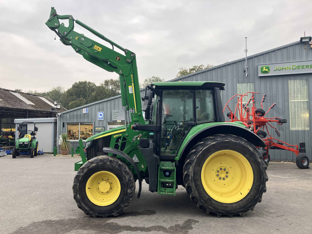 John Deere 6110M - Farm tractor: picture 2 John Deere 6110M - Farm tractor: picture 2