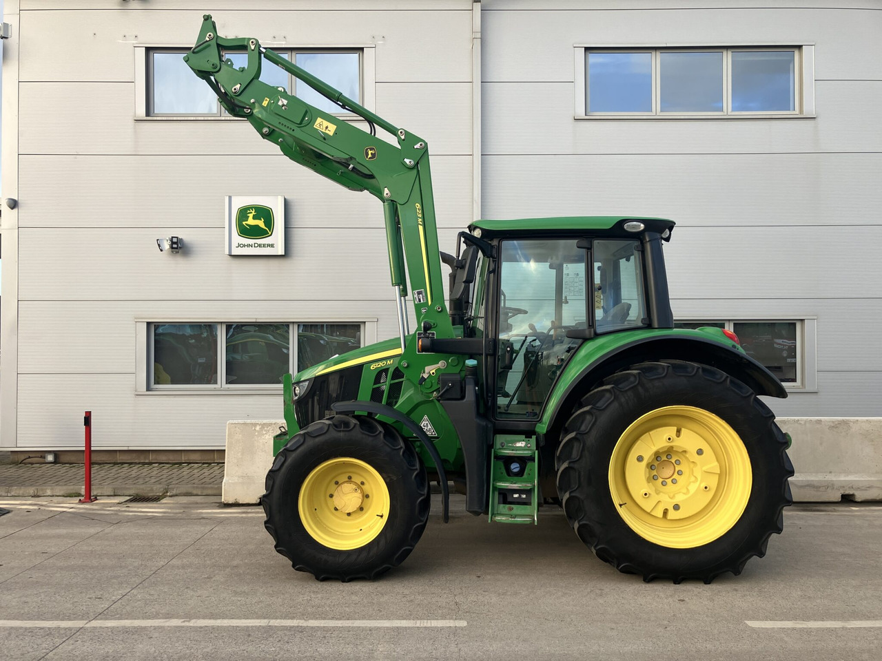 John Deere 6120M - Farm tractor: picture 2 John Deere 6120M - Farm tractor: picture 2