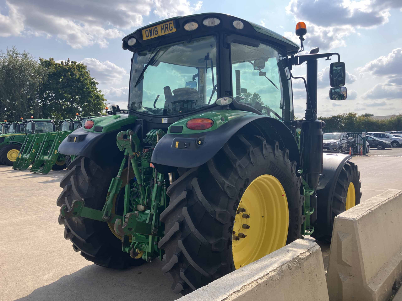 John Deere 6130R - Farm tractor: picture 5 John Deere 6130R - Farm tractor: picture 5