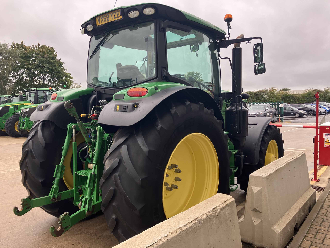 John Deere 6155R - Farm tractor: picture 5 John Deere 6155R - Farm tractor: picture 5