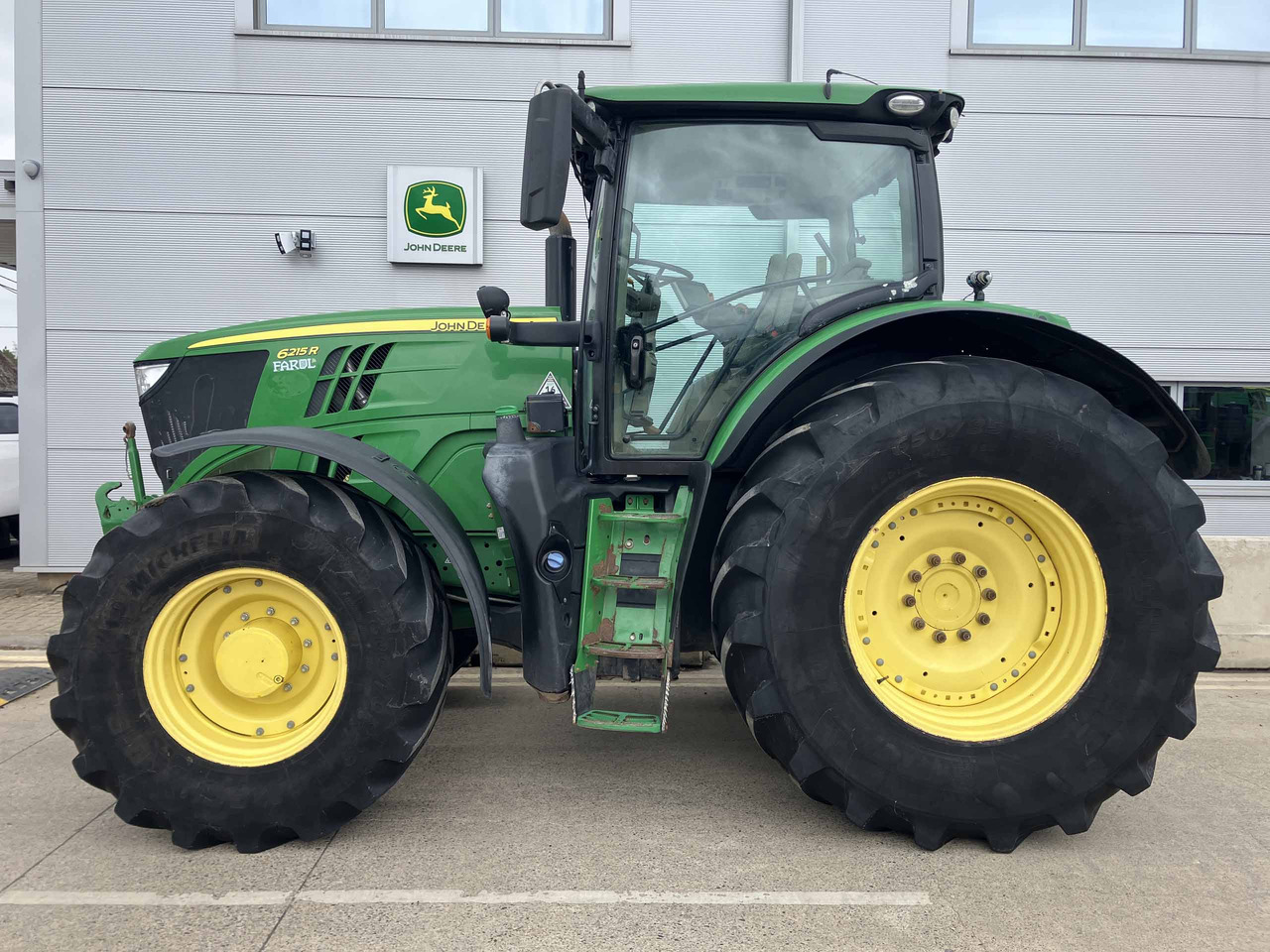 John Deere 6215R - Farm tractor: picture 2 John Deere 6215R - Farm tractor: picture 2
