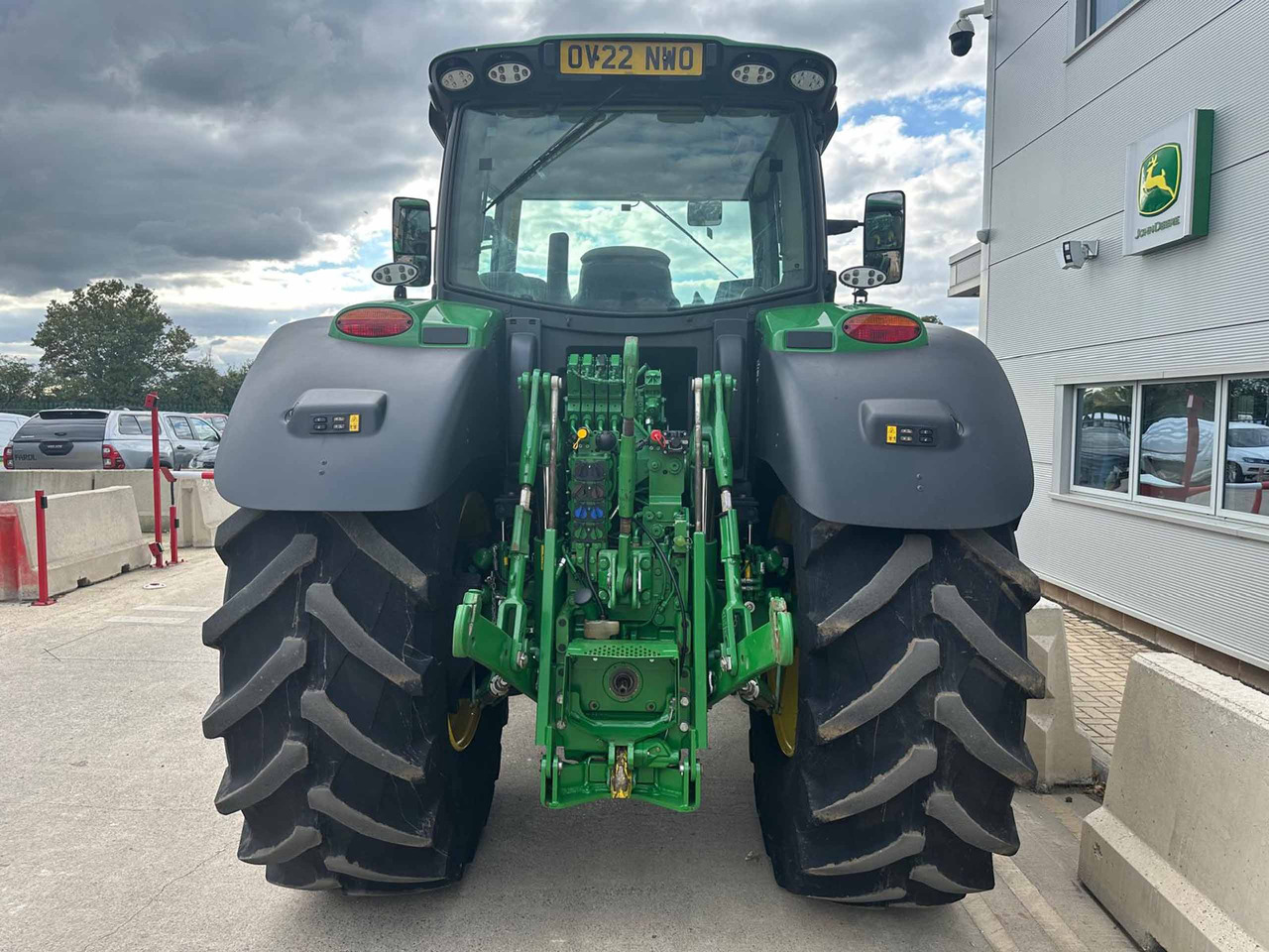 John Deere 6215R - Farm tractor: picture 4 John Deere 6215R - Farm tractor: picture 4