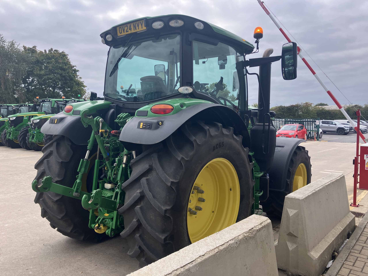 John Deere 6R 155 - Farm tractor: picture 5 John Deere 6R 155 - Farm tractor: picture 5