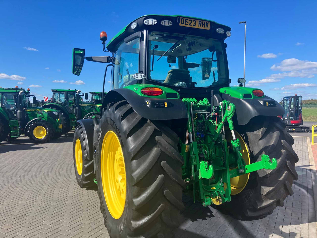 John Deere 6R 185 - Farm tractor: picture 2 John Deere 6R 185 - Farm tractor: picture 2