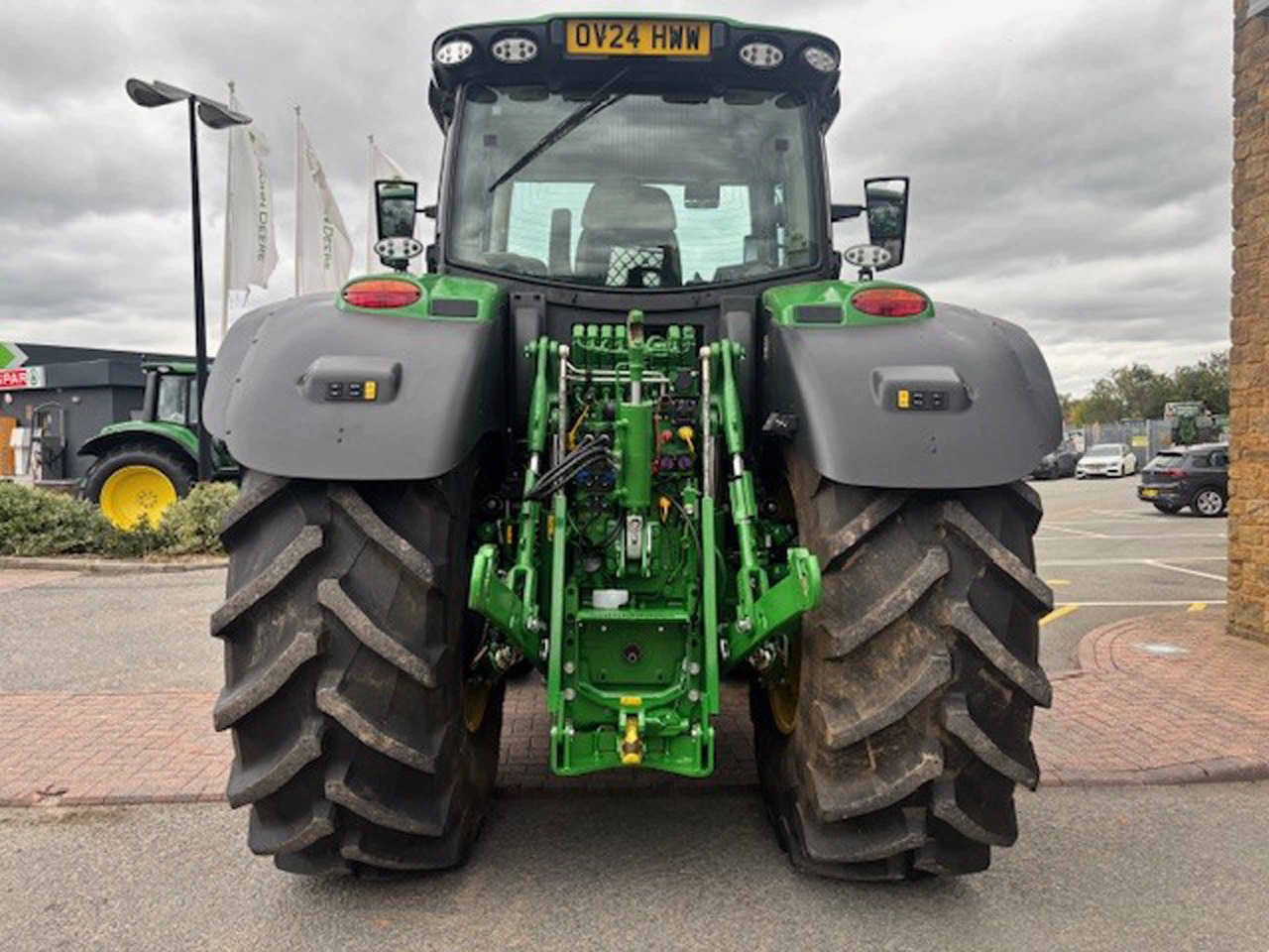 John Deere 6R 215 - Farm tractor: picture 4 John Deere 6R 215 - Farm tractor: picture 4
