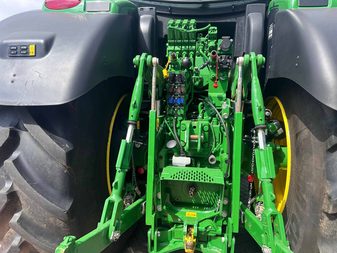 John Deere 6R 215 - Farm tractor: picture 3 John Deere 6R 215 - Farm tractor: picture 3