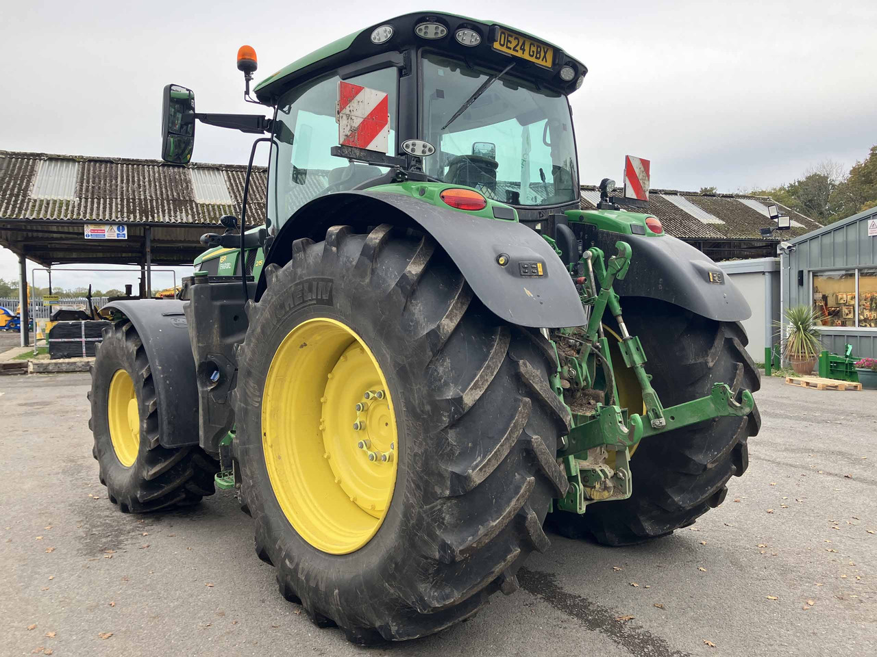 John Deere 6R 215 - Farm tractor: picture 3 John Deere 6R 215 - Farm tractor: picture 3