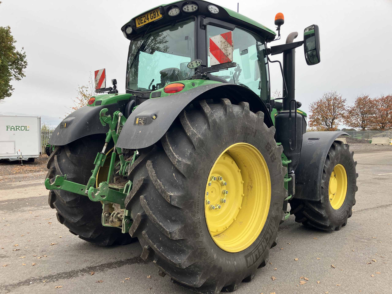 John Deere 6R 215 - Farm tractor: picture 5 John Deere 6R 215 - Farm tractor: picture 5