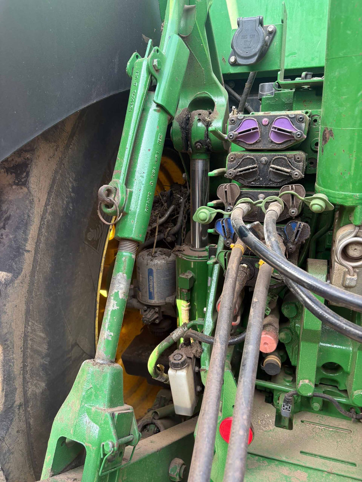John Deere 8R 370 - Farm tractor: picture 5 John Deere 8R 370 - Farm tractor: picture 5