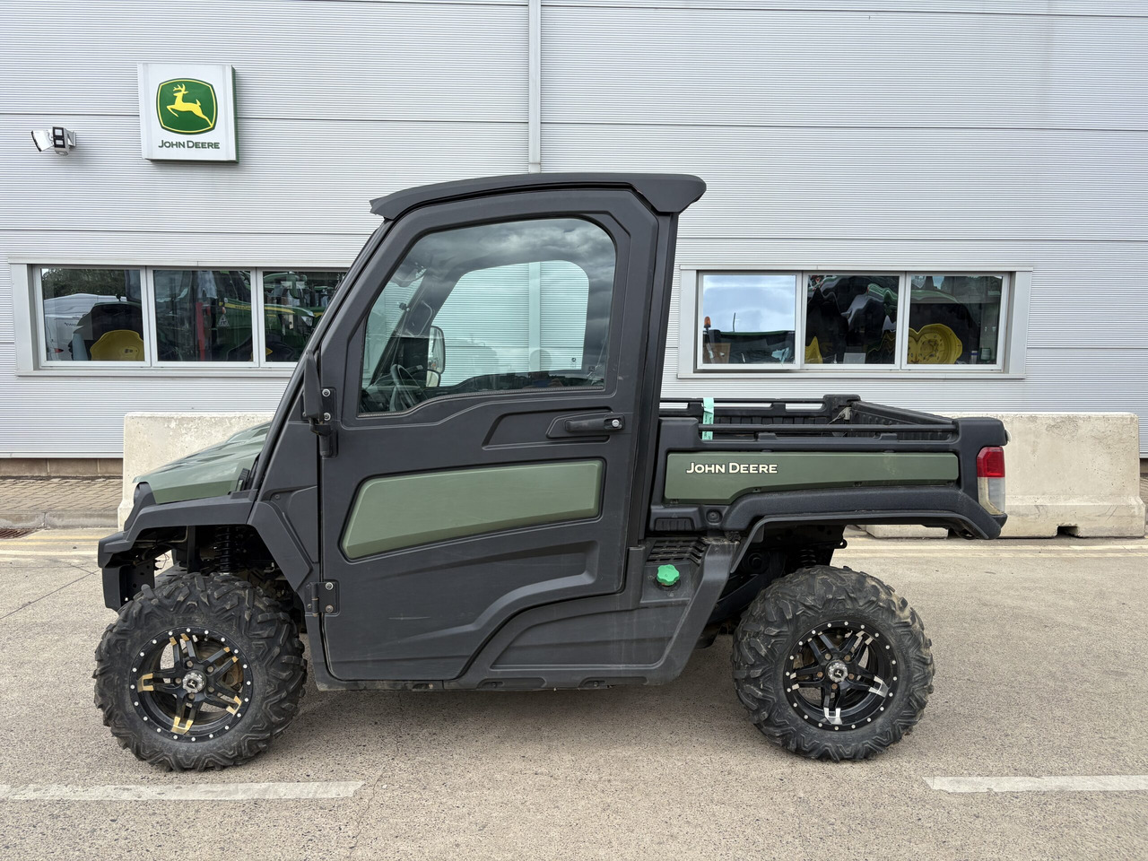 John Deere XUV865M Gator - Side-by-side/ ATV: picture 1 John Deere XUV865M Gator - Side-by-side/ ATV: picture 1