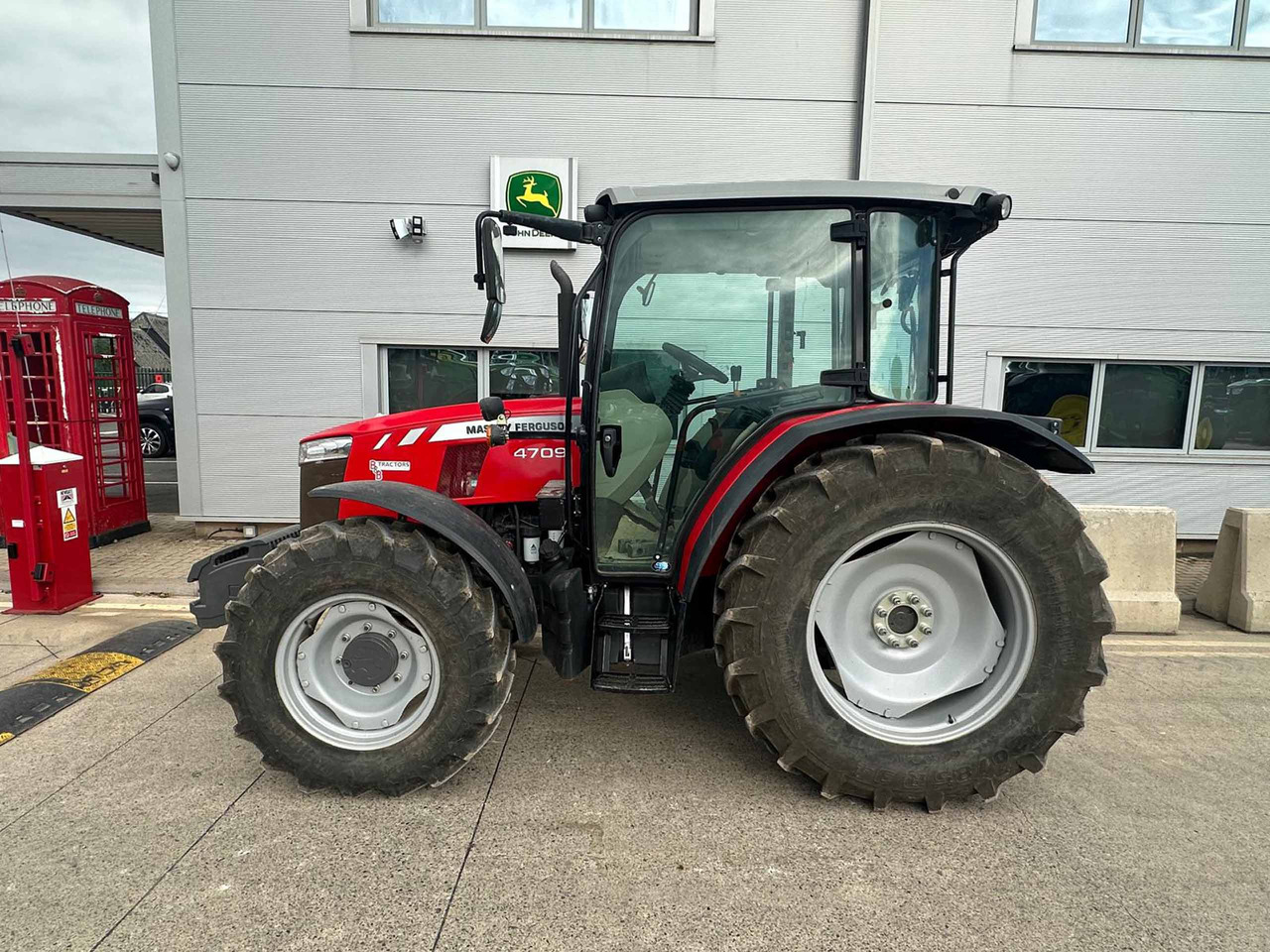 Massey Ferguson 4709 - Farm tractor: picture 2 Massey Ferguson 4709 - Farm tractor: picture 2